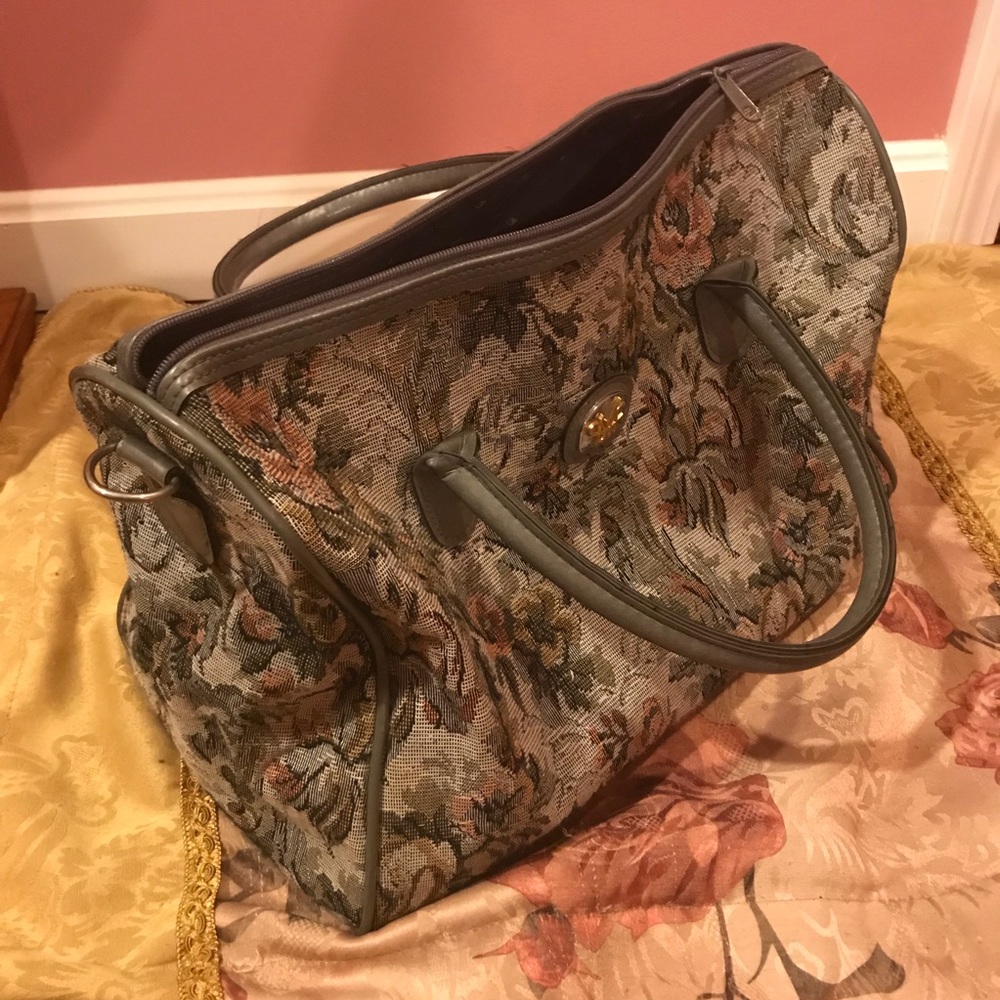 ❌SOLD❌ DVF Logo Weekend Duffle Bag - Picture 2 of 3
